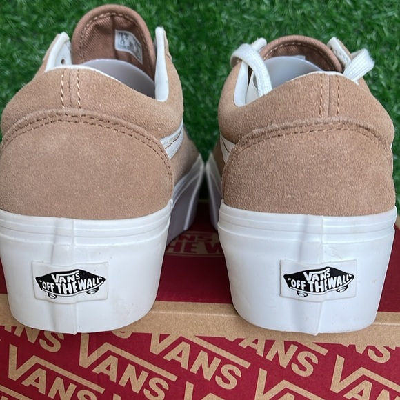 Vans WMNS Old Skool Stacked  Soft Suede Burro/True White 
VN0A7Q5MB69
Platforms - Picture 13 of 16